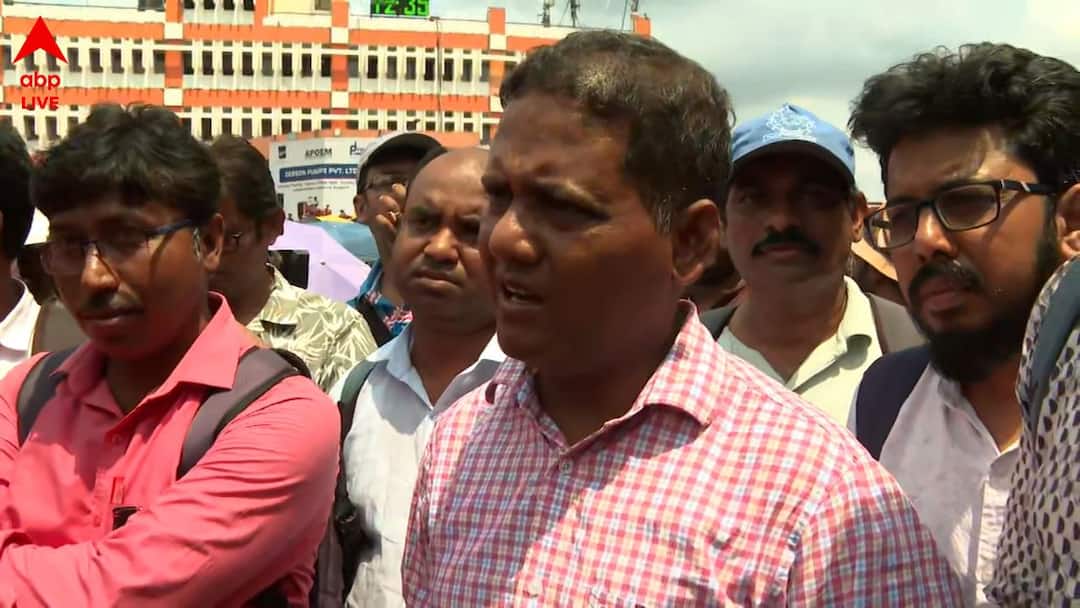 Kasba DI office incident SSC Protest teacher who was kicked by police reveals what happened yesterday SSC Protest in Kasba: কসবায় DI অফিসে তাঁকেই লাথি মারে পুলিশ ! কী হয়েছিল গতকাল ? জানালেন আক্রান্ত শিক্ষক