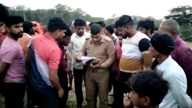 फिरोजाबाद में खुले में शौच करने गई महिला के ऊपर गिरी आकाशीय बिजली, मौके पर हुई मौत Firozabad 28 year old Lalita Devi died after being struck by lightning in the morning ANN फिरोजाबाद में खुले में शौच करने गई महिला के ऊपर गिरी आकाशीय बिजली, मौके पर हुई मौत