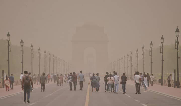 तस्वीर दिल्ली के इंडिया गेट के पास की है. इसमें साफ तौर पर धूल के गुबार को देखा जा सकता है.
