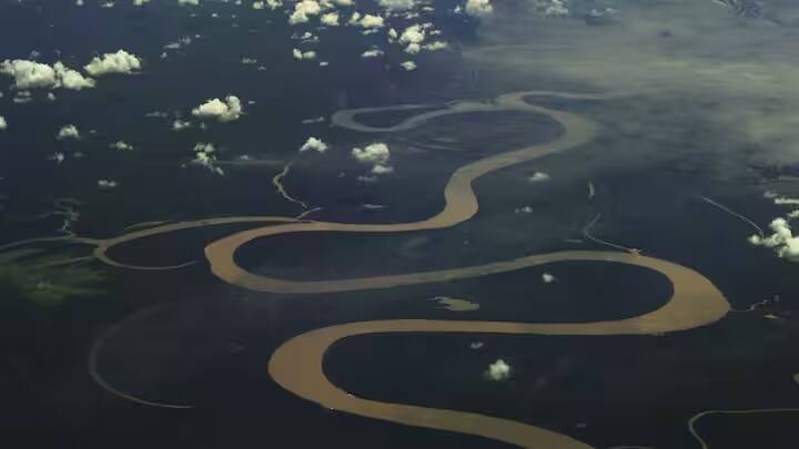 ગંગા અને યમુનાની જેમ, આપણા દેશમાં ઘણી નદીઓ વહે છે જે પૂજાપાત્ર છે. લોકો નર્મદા નદીની પણ પૂજા કરે છે અને તે શ્રદ્ધાનું કેન્દ્ર છે. વિશ્વની મોટાભાગની નદીઓ પશ્ચિમથી પૂર્વ તરફ વહે છે, પરંતુ આ ભારતની એક અનોખી નદી છે જે વિરુદ્ધ દિશામાં એટલે કે પૂર્વથી પશ્ચિમ તરફ વહે છે અને અરબી સમુદ્રમાં ભળી જાય છે. તેવી જ રીતે, દુનિયામાં એક નદી છે જે એક સમયે આ રીતે ઉલટી દિશામાં વહેતી હતી, પરંતુ પછી તેનું વહેણ બદલાઇ ગયું, જાણો તેના વિશે...