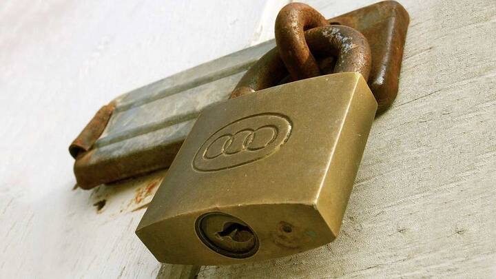 Purpose Of Padlocks Small Pinhole: हर ताले में नीचे की तरफ एक नन्हा सा पिनहोल दिया रहता है. क्या आपको मालूम है कि वो पिनहोल किस काम में आता है? आइए जानें.