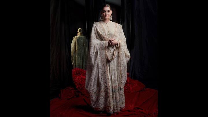 3. Sonam Kapoor: Sonam Kapoor wore a heavy Chikankari Anarkali that featured delicate pastel resham embroidery and gold lace zardozi borders. She paired her ethnic fit with a Jamdani dupatta that elevated her ethereal look. The actress completed her look with stunning peacock chandbalis. (Image Source: Instagram/@abujanisandeepkhosla)