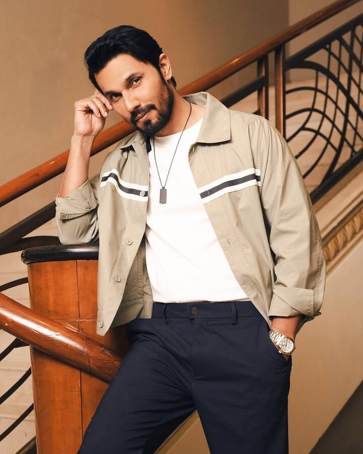 लेकिन अब वो अपने पेरेंट्स के साथ ही रहना चाहते हैं. रणदीप ने बताया था कि उनकी माता-पिता के साथ बहुत अच्छी बॉन्डिंग हैं. क्योंकि उन्होंने लाइफ के हर मोड़ पर एक्टर को खूब सपोर्ट किया है.