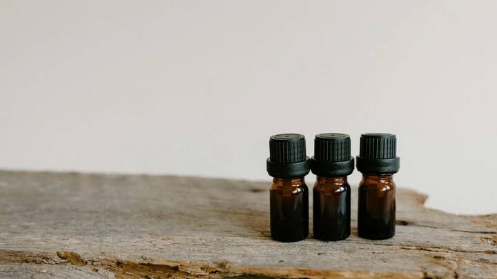 ইঁদুর পুদিনার গন্ধ পছন্দ করে না। তাই তুলোর বলে পুদিনার তেল মিশিয়ে দিতে পারেন। যেসব জায়াগায় ইঁদুর ঘোরে সেখানে এবং ছিদ্র থাকলে সেখানে রেখে দিতে হবে।