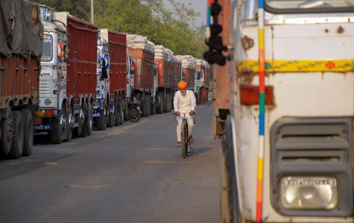 তীব্র গরমে দাবদাহ অবস্থা এপ্রিলেই। রাতের দিকে একটু স্বস্তি মিললেও, সকালের দিকে কার্যত পুড়িয়ে দিচ্ছে রোদের তেজ। দুপুরের দিকে তো রাস্তায় বেরনোই দায়। অনেকেই আশা করছেন একটু স্বস্তির বৃষ্টির। সেই আশার আলো কি দেখাতে পারছে আবহাওয়া দফরত?  আজ ও চলতি সপ্তাহে কেমন থাকবে আবহাওয়া?  পশ্চিমবঙ্গের কোথায় কেমন বৃষ্টিপাতের সম্ভাবনা?  দেখে নেওয়া যাক আজকের ওয়েদার আপডেট।