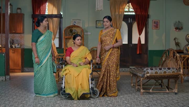 కాంచన ఇంటికి వచ్చి దీపకు జరిగిందంతా చెప్తుంది. ఇక మీతో కాదు అండి. నేనే వెళ్లి తాడో పేడో తేల్చుకుంటాను అని చెప్తుంది. (Image Credit: jio+ Hotstar)