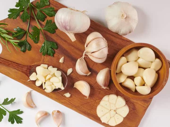 ਗਰਮੀਆਂ ਵਿੱਚ ਕੱਚਾ ਲਸਣ ਖਾਣ ਦੇ ਫਾਇਦੇ: 1. ਗਰਮੀਆਂ ਵਿੱਚ ਕੱਚਾ ਲਸਣ ਖਾਣ ਨਾਲ ਪਾਚਨ ਕਿਰਿਆ ਵਿੱਚ ਸੁਧਾਰ ਹੁੰਦਾ ਹੈ ਅਤੇ ਕਬਜ਼ ਵਰਗੀਆਂ ਸਮੱਸਿਆਵਾਂ ਤੋਂ ਛੁਟਕਾਰਾ ਪਾਉਣ ਵਿੱਚ ਮਦਦ ਮਿਲ ਸਕਦੀ ਹੈ। 2. ਹਾਈ ਬਲੱਡ ਪ੍ਰੈਸ਼ਰ ਵਾਲੇ ਲੋਕਾਂ ਲਈ ਕੱਚਾ ਲਸਣ ਖਾਣਾ ਬਹੁਤ ਫਾਇਦੇਮੰਦ ਹੋ ਸਕਦਾ ਹੈ, ਪਰ ਡਾਕਟਰ ਦੀ ਸਲਾਹ ਤੋਂ ਬਿਨਾਂ ਇਸਨੂੰ ਨਾ ਖਾਓ।