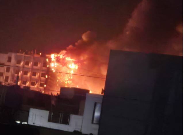 छत्रपती संभाजीनगरमधील संभाजीनगर -धुळे रोडवरील हॉटेल ग्रँड सरोवरला मोठी आग लागली आहे.