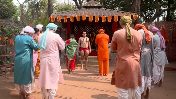 मात्र नाट्यमय घटनांनंतर त्याला जाणवतं की स्वामी समर्थ हेच हनुमंत तत्वाचे साक्षात स्वरूप आहेत.