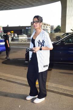 क्रॉप टॉप के साथ शर्ट के बटन खोल एयरपोर्ट पर स्पॉट हुईं धनश्री वर्मा, नो मेकअप लुक में भी लगीं खूबसूरत