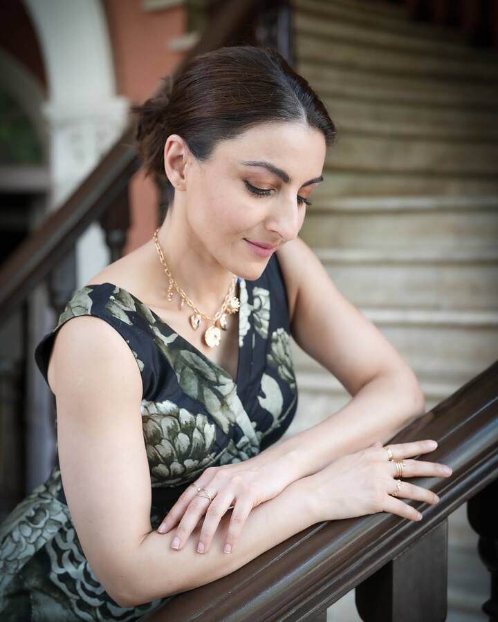 Soha wore a sophisticated sleeveless jumpsuit in a deep black hue adorned with bold green floral patterns. The outfit featured elegant side cutouts, adding a subtle touch of allure while maintaining a refined aesthetic.