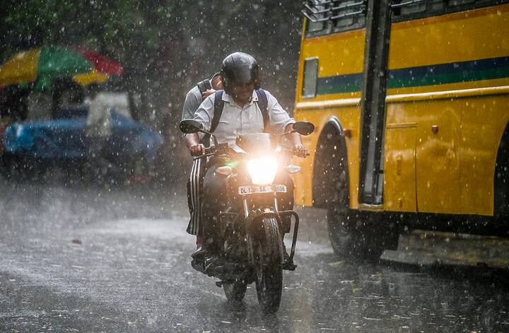 दिल्ली और नोएडा के कुछ इलाकों में हल्की बारिश हुई जिससे लोगों ने गर्मी से राहत की सांस ली.