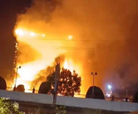 छत्रपती संभाजीनगरमधील संभाजीनगर -धुळे रोडवरील हॉटेल ग्रँड सरोवरला मोठी आग लागल्याची घटना घडली आहे.