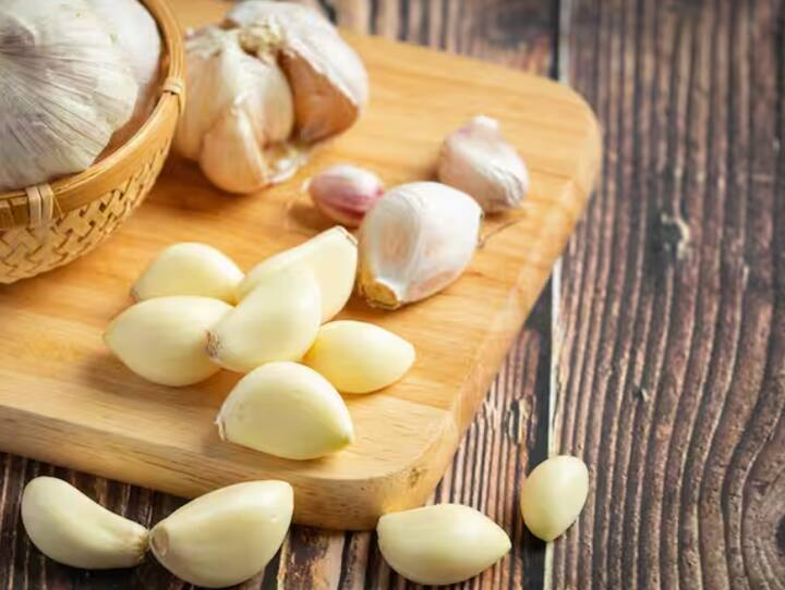 ਲਸਣ ਨਾ ਸਿਰਫ਼ ਭੋਜਨ ਦੀ ਖੁਸ਼ਬੂ ਅਤੇ ਸੁਆਦ ਵਧਾਉਂਦਾ ਹੈ, ਸਗੋਂ ਸਰੀਰ ਨੂੰ ਕਈ ਗੰਭੀਰ ਬਿਮਾਰੀਆਂ ਤੋਂ ਬਚਾਉਣ ਵਿੱਚ ਵੀ ਮਦਦ ਕਰਦਾ ਹੈ। ਲਸਣ ਸਰੀਰ ਲਈ ਕਿਸੇ ਪਾਵਰਹਾਊਸ ਤੋਂ ਘੱਟ ਨਹੀਂ ਹੈ। ਇਸ ਵਿੱਚ ਬਹੁਤ ਸਾਰੇ ਜ਼ਰੂਰੀ ਪੌਸ਼ਟਿਕ ਤੱਤ ਅਤੇ ਬਾਇਓਐਕਟਿਵ ਮਿਸ਼ਰਣ ਪਾਏ ਜਾਂਦੇ ਹਨ। ਕੱਚੇ ਲਸਣ ਵਿੱਚ ਐਲੀਸਿਨ ਨਾਮ ਦਾ ਐਨਜ਼ਾਈਮ ਪਾਇਆ ਜਾਂਦਾ ਹੈ, ਜਿਸ ਵਿੱਚ ਐਂਟੀ-ਇਨਫਲੇਮੇਟਰੀ, ਐਂਟੀਆਕਸੀਡੈਂਟ, ਐਂਟੀਬੈਕਟੀਰੀਅਲ ਅਤੇ ਐਂਟੀਕੈਂਸਰ ਵਰਗੇ ਗੁਣ ਹੁੰਦੇ ਹਨ। ਇਨ੍ਹਾਂ ਗੁਣਾਂ ਦੇ ਕਾਰਨ, ਮਾਹਰ ਕੱਚਾ ਲਸਣ ਖਾਣ ਦੀ ਸਲਾਹ ਦਿੰਦੇ ਹਨ। ਪਰ ਸਵਾਲ ਇਹ ਖੜ੍ਹਾ ਹੁੰਦਾ ਹੈ ਕਿ ਸਰਦੀਆਂ ਵਿੱਚ ਕੱਚਾ ਲਸਣ ਖਾਣਾ ਠੀਕ ਹੈ ਪਰ ਕੀ ਇਸ ਨੂੰ ਗਰਮੀਆਂ ਵਿੱਚ ਵੀ ਖਾਧਾ ਜਾ ਸਕਦਾ ਹੈ? ਆਓ ਜਾਣਦੇ ਹਾਂ ਇਸਦੇ ਫਾਇਦੇ ਅਤੇ ਨੁਕਸਾਨ...