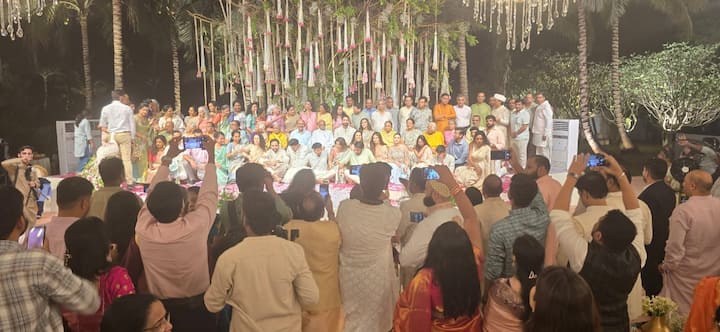 पुण्यातील घोटावडे या ठिकाणी असलेल्या अजित पवार यांच्या फार्म हाऊसवर मोजक्या लोकांमध्ये साखरपुडा सोहळा संपन्न झालाय. सोहळ्याला फक्त विशेष आमंत्रितांनाच बोलवण्यात आलं होतं.  आकर्षक विद्युत रोषणाई आणि भव्य आरास आणि पारंपारिक पद्धतीने हा सोहळा संपन्न झाला.