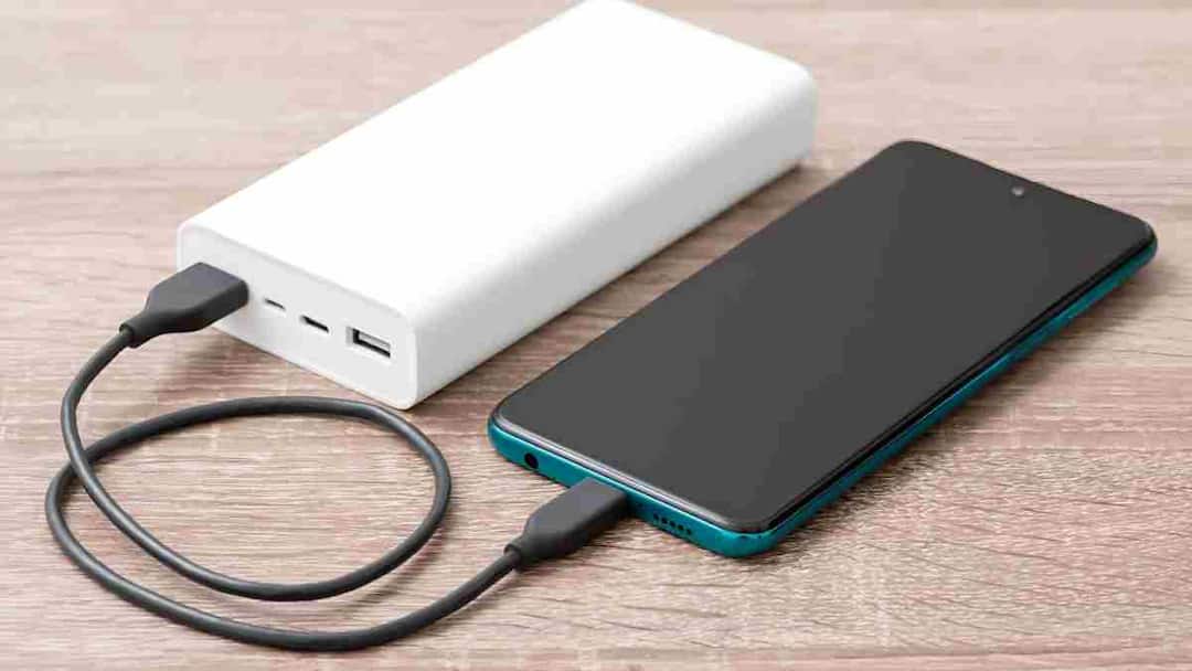 Why are power banks banned in flights You will be surprised to know the reason सुरक्षा के लिहाज से खतरनाक है ये चीज! फ्लाइट में बैन, ले गए तो खैर नहीं