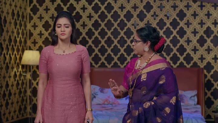 ఈలోపు పారు జ్యోత్స్నకు జరిగింది అంతా చెప్తుంది. దీపకు నిజం తెలిసే అవకాశమే లేదే.. ఎలా తెలిసిందనుకుంటుంది.  (Image Credit: jio+ Hotstar)