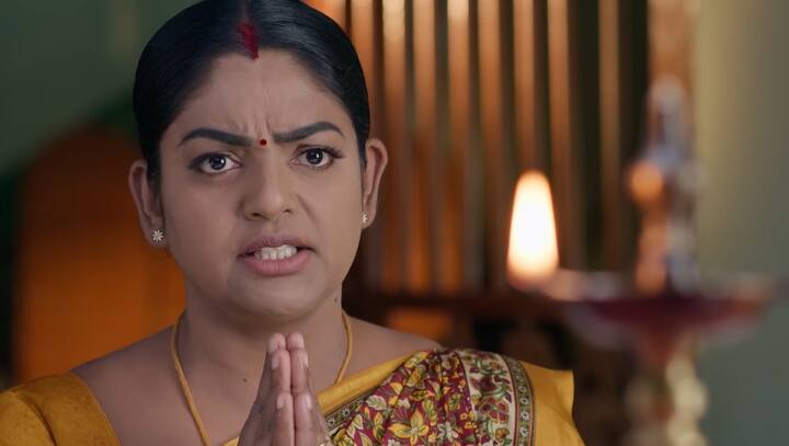 శాంతికోసం పంపించాను. అవ్వలేదు. ఇక యుద్ధమే మిగిలిందని తండ్రి ఫోటోకి దండం పెట్టుకుని దీప ఇంటి నుంచి బయలుదేరుతుంది.  (Image Credit: jio+ Hotstar)