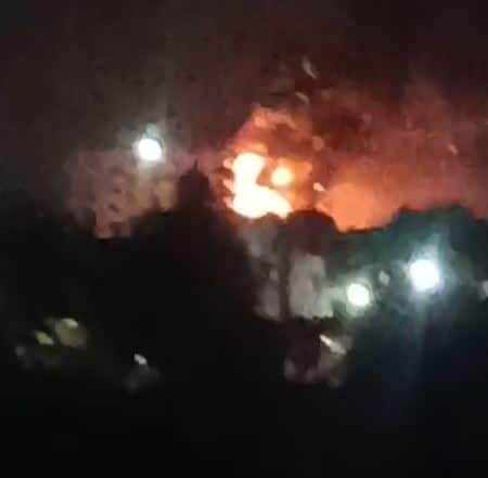 हॉटेल ग्रँड सरोवरला लागलेली आग भीषण असून, लांबून धुराचे लोट दिसत आहे.
