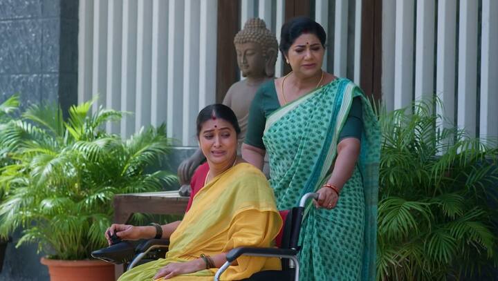 ఎవరో చచ్చినట్టు ఇక్కడ ఏడ్వొద్దని సుమిత్రను చెప్పమని చెప్తాడు. మీరు వెళ్లిపోండి వదినా.. ఎవరూ ఆపినా ఈ పెళ్లి ఆగదని సుమిత్ర చెప్పి పంపేస్తుంది. (Image Credit: jio+ Hotstar)