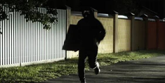 Crime: અમદાવાદમાં 13 લાખની લૂંટ, રિક્ષામાં બેસેલા દંપતીને આંતરી લૂંટારૂંઓ સોનાના દાગીના સહિત 13 લાખ લઇને ફરાર Ahmedabad Crime News two man looted 13 lakh rupees and gold ornaments from the couple in the auto rickshaw Crime: અમદાવાદમાં 13 લાખની લૂંટ, રિક્ષામાં બેસેલા દંપતીને આંતરી લૂંટારૂંઓ સોનાના દાગીના સહિત 13 લાખ લઇને ફરાર