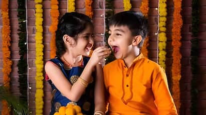 Happy Siblings Day 2025 wishes photos greetings here and history significance Happy Siblings Day 2025: உடன்பிறப்புகள் தின வாழ்த்துக்கள், படங்கள் இங்கே! முக்கியத்துவம் என்ன?