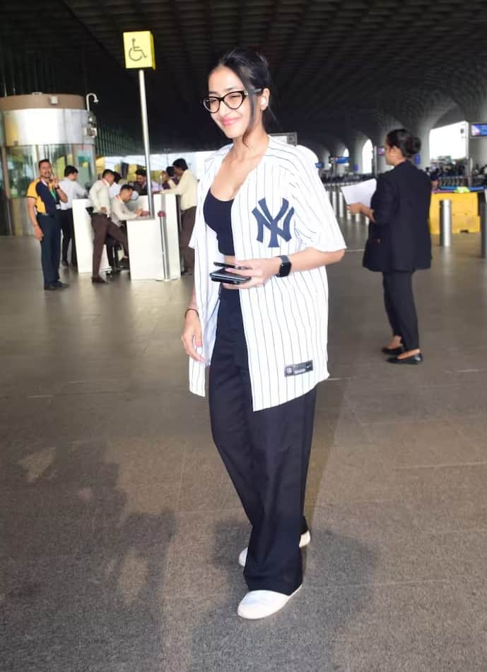 ધનશ્રી વર્મા આજે સવારે એરપોર્ટ પર ખૂબ જ સુંદર લૂકમાં જોવા મળી હતી