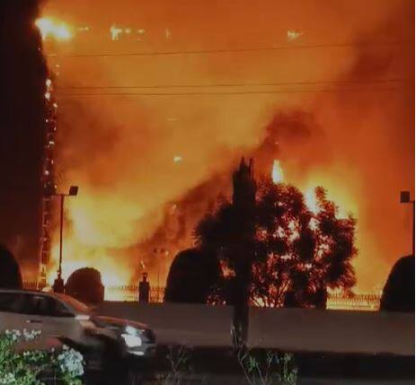 ज्या ठिकाणी आग लागली आहे, त्या ठिकाणी अग्निशामक दलाच्या गाड्या रवाना झाल्या आहेत