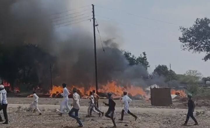जळगावच्या चाळीसगाव शहरात नागोठोड परिसरात असलेल्या मिरची बाजाराला मोठ्या प्रमामाथ आग लागली आहे.