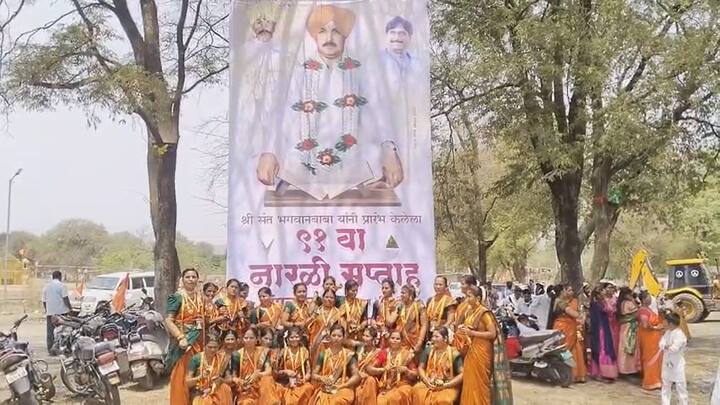 यावेळी महंत नामदेव शास्त्री यांच्या हस्ते पुष्पवृष्टी करून सप्ताहास प्रारंभ करण्यात आला.