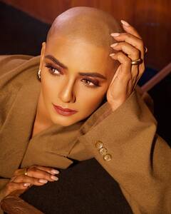 अक्षय कुमार की हीरोइन ने अचानक मुंडवाया सिर, फिर ब्लेजर पहनकर बॉसी लेडी लुक में दिए पोज, तस्वीरें वायरल