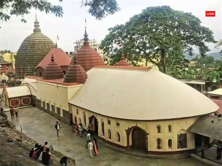 Shaktipeeth: જ્યારે સતીએ અગ્નિમાં પોતાનું જીવન આપી દીધું, ત્યારે ભગવાન શિવે તેમના શરીર સાથે તાંડવ કર્યું. ત્યારબાદ ભગવાન વિષ્ણુએ પોતાના સુદર્શન ચક્રથી દેવીના શરીરના 51 ટુકડા કરી દીધા. જ્યાં પણ આ ટુકડા પડ્યા ત્યાં એક શક્તિપીઠ સ્થાપિત થઈ ગઈ.