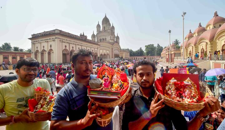 যখন সূর্য মেষ রাশিতে প্রবেশ করলে মেষ রাশির জাতকদের উপরই এর প্রভাব সবচেয়ে বেশি পড়তে পারে। এই সময়টি এই রাশির জন্য শক্তি, আত্মবিশ্বাস এবং সাফল্য বয়ে আনবে। নতুন চাকরির সুযোগ আসতে পারে এবং ব্যবসায় অগ্রগতির পথ খুলে যাবে।