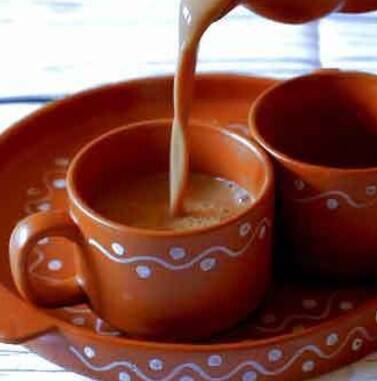 ਖਾਣਾ ਖਾਣ ਤੋਂ ਤੁਰੰਤ ਬਾਅਦ ਦੁੱਧ ਅਤੇ ਖੰਡ ਵਾਲੀ ਚਾਹ ਪੀਣ ਨਾਲ ਵੀ ਤੁਹਾਡੇ ਬਲੱਡ ਸ਼ੂਗਰ ਦਾ ਪੱਧਰ ਵਧ ਸਕਦਾ ਹੈ। ਇਸੇ ਲਈ ਸਿਹਤ ਮਾਹਿਰ ਅਕਸਰ ਰਾਤ ਨੂੰ ਖਾਣੇ ਤੋਂ ਬਾਅਦ ਚਾਹ ਤੋਂ ਪਰਹੇਜ਼ ਕਰਨ ਦੀ ਸਲਾਹ ਦਿੰਦੇ ਹਨ।