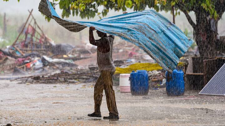 উত্তরবঙ্গে আজ শুক্রবার জলপাইগুড়িতে ভারী বৃষ্টির সতর্কতা। উত্তরবঙ্গের আট জেলাতেই ঝড় বৃষ্টির সম্ভাবনা। উত্তর দক্ষিণ দিনাজপুর এবং মালদাতে কালবৈশাখীর সম্ভাবনা। ৩০ থেকে ৫০ কিলোমিটার গতিবেগে দমকা ঝড়ো বাতাসের সঙ্গে বজ্রবিদ্যুৎ-সহ বিক্ষিপ্তভাবে হালকা ও মাঝারি বৃষ্টি।