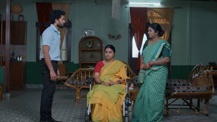 కార్తీక్ దీప ఎక్కడికి వెళ్లిందని కాంచనను, అనసూయను అడుగుతాడు. అనసూయ గుడికి వెళ్లిందంటే ఇంత జరిగికా దీప గుడికి వెళ్లిందనుకుంటున్నారా? జ్యోత్స్నను చంపడానికి వెళ్లి ఉంటుందని బయలుదేరుతాడు. (Image Credit: jio+ Hotstar)