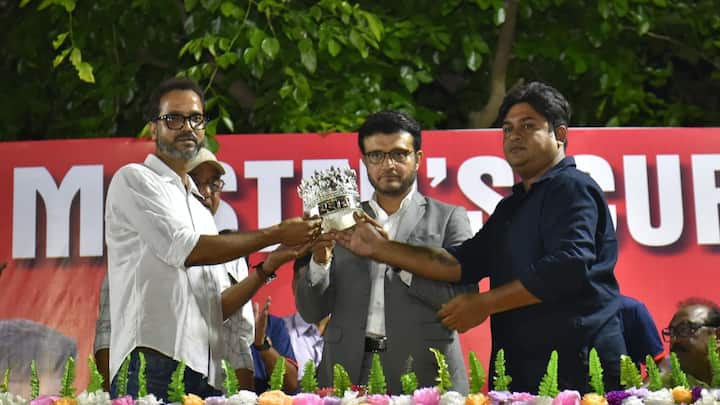 বৃহস্পতিবার কলকাতায় দুটি অনুষ্ঠানে যোগ দেন সৌরভ। সকালে গিয়েছিলেন বাইপাসের ধারের হোটেলে একটি অনুষ্ঠানে। বিকেলে তিনি যান দমদমের মল রোডে দমদম ক্লাব আয়োজিত লিটল মার্স্টার্স কাপের ফাইনালে। যে টুর্নামেন্টের অন্যতম আয়োজক, সিএবি-র সদস্য, কিউরেটর অম্বরীশ মিত্র।