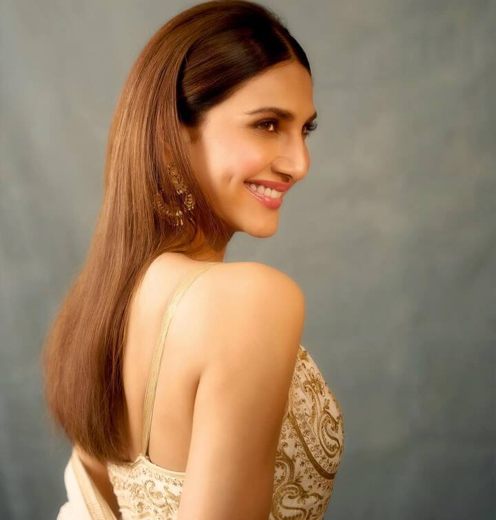 She paired the outfit with a churidar and a matching Chanderi dupatta that was adorned with elegant foil print.