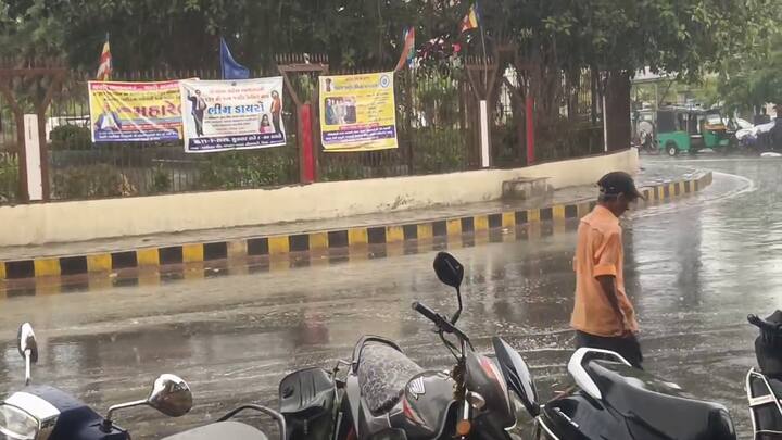 ત્યારબાદ ગાજવીજ સાથે વરસાદી છાંટા પડવાના શરૂ થયા હતા. વાતાવરણમાં એવો અંધારિયો માહોલ છવાઈ ગયો હતો જે સામાન્ય રીતે ચોમાસામાં જોવા મળે છે.