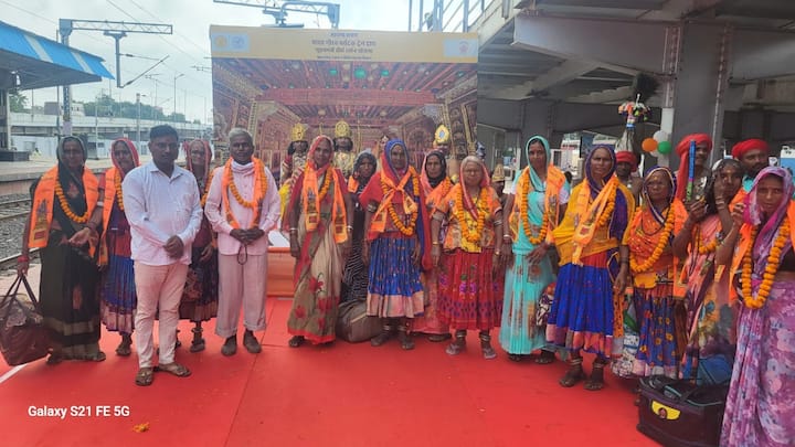 इन ट्रेनों में स्लीपर क्लास में एक यात्री का किराया लगभग 18150 रुपये होगा तो वहीं 5 से 11 साल के बच्चों का किराया करीब 17390 रहेगा. हालांकि 3rd AC का किराया बच्चों के लिए 29420 रुपये होगा और बड़ों के लिए यह किराया 40685 रुपये रखा गया है.