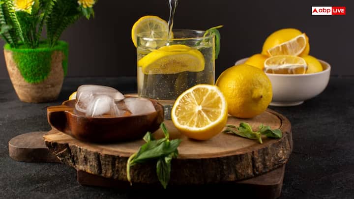 नींबू पानी पीने का सबसे बेस्ट समय - सुबह खाली पेट गुनगुने पानी में नींबू और थोड़ा शहद मिलाकर पीना सबसे फायदेमंद माना जाता है. इससे शरीर को कई फायदे हो सकते हैं. इसके अलावा वर्कआट से पहले और बाद में भी नींबू पानी पीना फायदेमंद होता है.