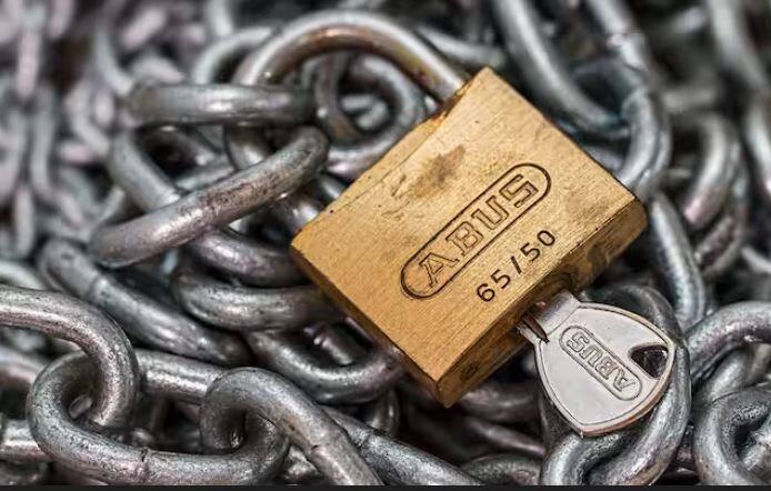 ਇਸ ਕਾਰਨ ਇਸ ਦੇ ਜੰਗਾਲ ਲੱਗਣ ਤੇ ਖਰਾਬ ਹੋਣ ਦੀ ਸੰਭਾਵਨਾ ਹੁੰਦੀ ਹੈ। ਤਾਲੇ ਵਿੱਚ ਮੌਜੂਦ ਇਹ ਛੇਕ ਇਸਨੂੰ ਜੰਗਾਲ ਤੋਂ ਬਚਾਉਣ ਦਾ ਕੰਮ ਕਰਦਾ ਹੈ।