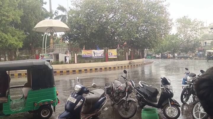 બપોર બાદ અચાનક વાતાવરણમાં પલટો આવ્યો અને આકાશ વાદળોથી ઘેરાઈ ગયું હતું.