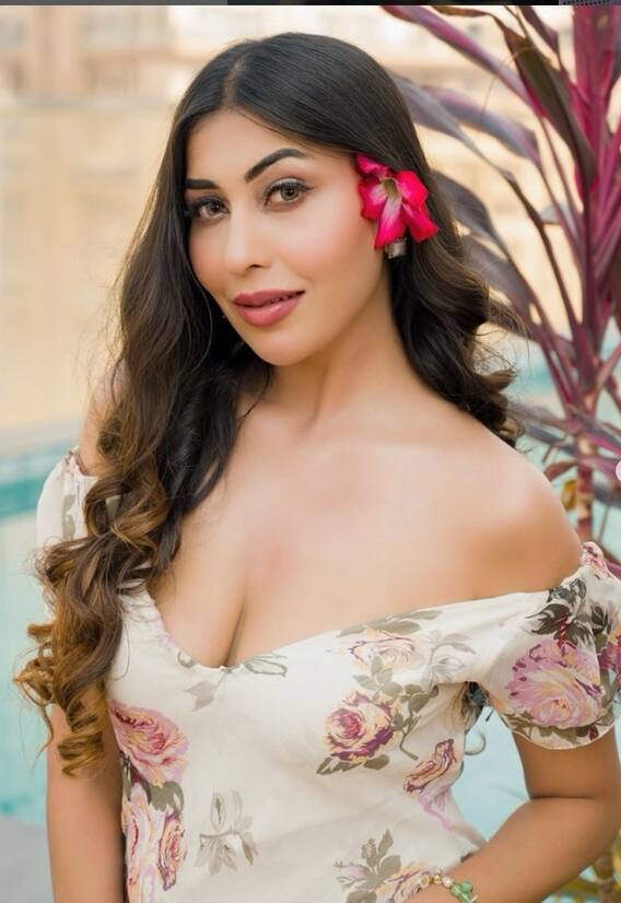 એક્ટ્રેસ રૂમા શર્માએ કેમેરા સામે ફ્લૉન્ટ કરી ક્લીવેજ તસવીરો