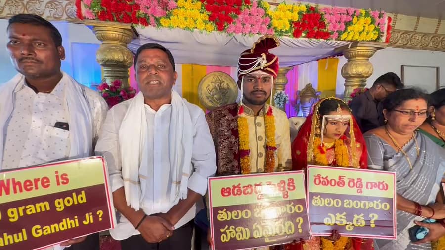 Viral News: పెళ్లి వేడుకలో కాంగ్రెస్ హామీలపై వినూత్న నిరసన, తులం బంగారం ఎక్కడ అంటూ ప్లకార్డులతో ప్రదర్శన