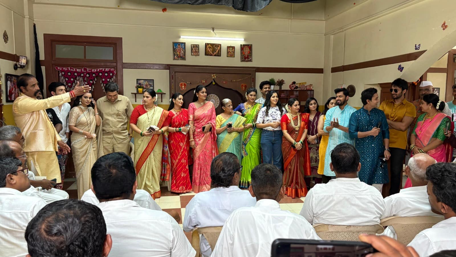 लक्ष्मी निवास'च्या टीमचं 100 भागांचं अनोखं सेलिब्रेशन, रिअल लाईफ रिक्षा चालक पोहोचले सेटवर; अनोख्या भेटवस्तूनं केलं स्वागत