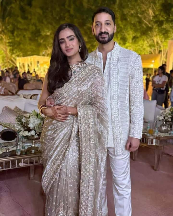 जय पवार की मंगेतर रुतुजा पाटिल के पिता प्रवीण पाटिल एक सोशल मीडिया कंपनी को चलाते हैं.