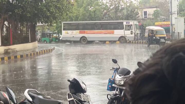 ભાવનગર શહેરમાં આજે વાતાવરણમાં અચાનક પલટો આવ્યો હતો. ઉનાળાના આકરા તાપ વચ્ચે બપોર પછી વાતાવરણમાં બદલાવ આવતા ચોમાસા જેવો વરસાદી માહોલ સર્જાયો હતો.