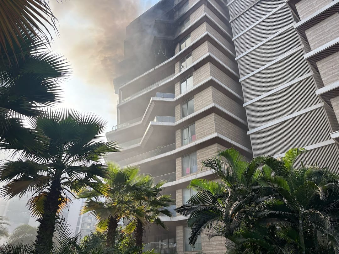 Surat News: સુરતના વેસુમાં લકઝુરિયસ ફ્લેટમાં લાગી ભીષણ આગ, આ જ કેમ્પસમાં રહે છે ગૃહરાજ્યમંત્રી હર્ષ સંઘવી Fire breaks out in luxurious Happy Excellency building in Vesu Surat Surat News: સુરતના વેસુમાં લકઝુરિયસ ફ્લેટમાં લાગી ભીષણ આગ, આ જ કેમ્પસમાં રહે છે ગૃહરાજ્યમંત્રી હર્ષ સંઘવી