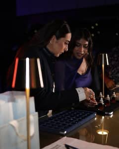 Karisma Kapoor : करिश्मा कपूर दिसली बॉस लेडी लूकमध्ये, पाहा फोटो!